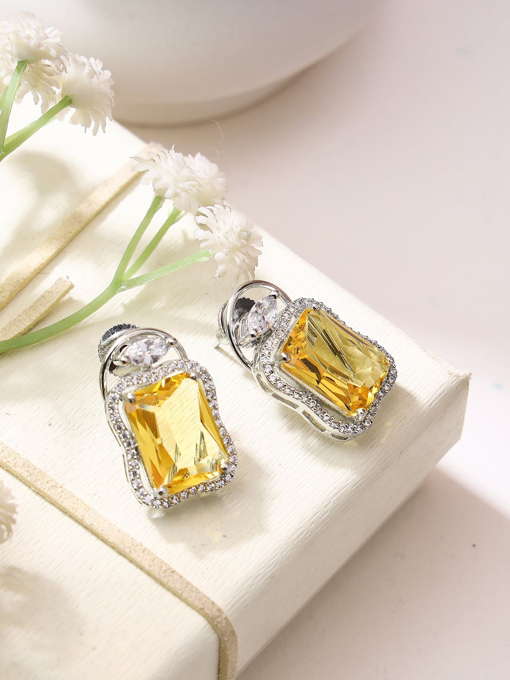 Classic Yellow 4-pronged stud earring